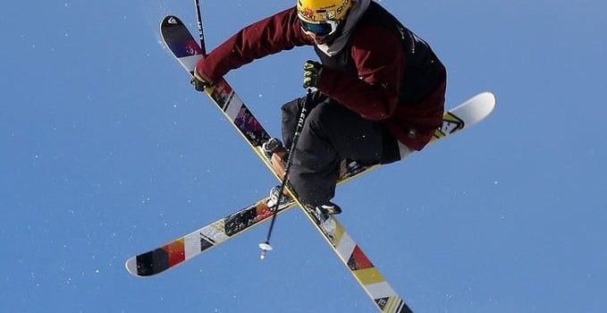 Le ski acrobatique, un sport de glisse dans les airs !